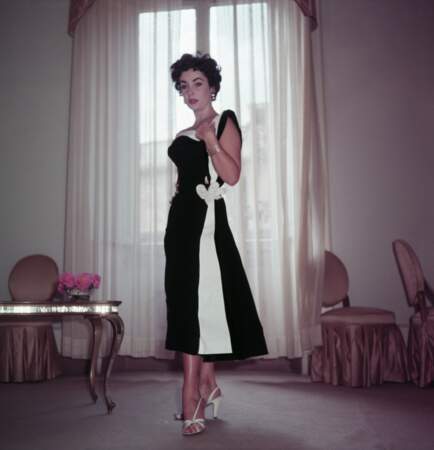 Elizabeth Taylor dans une robe cocktail noire et blanche