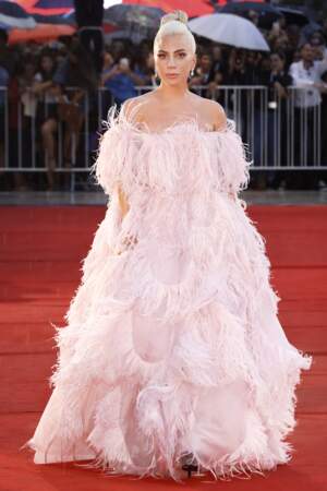 Lady Gaga en robe rose Valentino 