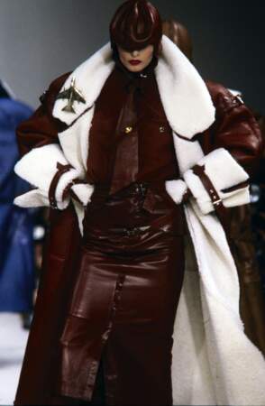 Le manteau oversize en peau lainée (automne-hiver 1983)