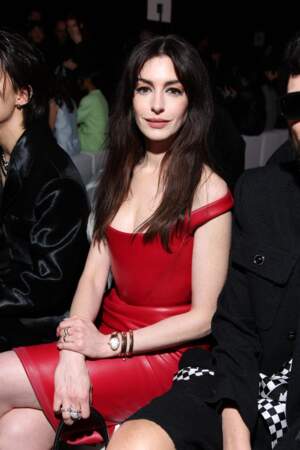 Anne Hathaway au défilé Versace automne-hiver 2024-2025
