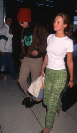 Kate Moss en pantalon texturé et tee-shirt blanc 