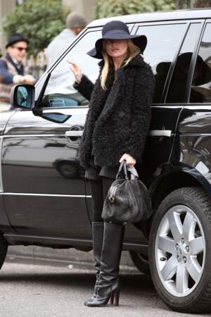 Kate Moss en manteau fausse fourrure, bottes hautes et chapeau