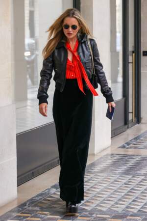 Kate Moss en chemise rouge, blouson en cuir et pantalon taille haute