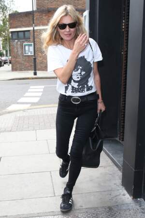 Kate Moss en tee-shirt blanc à logo et slim noir 