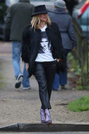 Kate Moss en pantalon en cuir, veste en fausse fourrure et tee-shirt à l'effigie de David Bowie