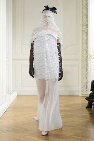Amelia Gray en robe de mariée Givenchy 