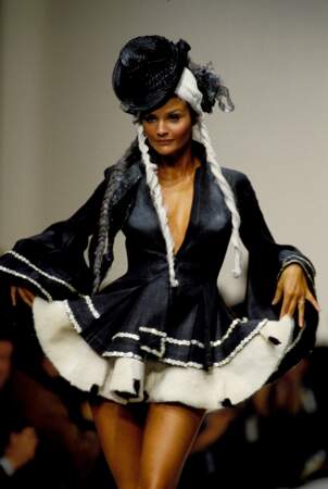 Helena Christensen en robe mini à volant John Galliano (1993)