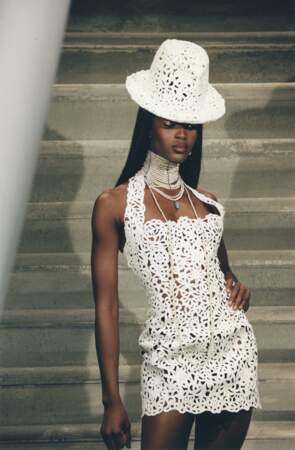 Naomi Campbelle en mini robe en dentelle, pour Dior Haute Couture printemps-été 1997