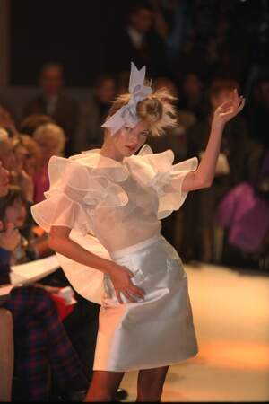 Kate Moss, pour Givenchy Haute Couture printemps été 1996
