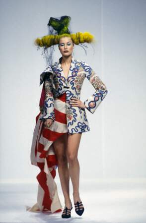 La robe tailleur drapeau américain, sur le défilé John Galliano prêt-à-porter printemps-été 1993 