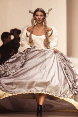 Kate Moss et sa jupe crinoline, pour John Galliano prêt-à-porter (1994)