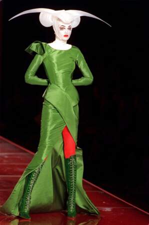 La nonne en robe verte, pour Christian Dior Haute Couture, automne-hiver 2000-2001
