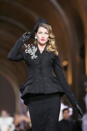 Gisele Bündchen, en tailleur New Look, sur le défilé Dior Haute Couture automne-hiver 2008