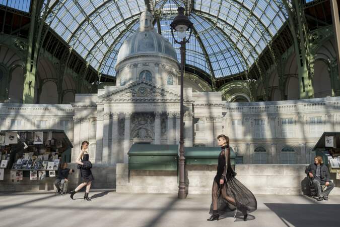 Les bouquinistes du défilé Chanel haute couture automne-hiver 2018-2019