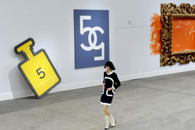 La galerie d'art contemporain du défilé Chanel prêt-à-porter printemps été 2014