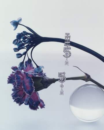Boucles d’oreilles N°5 Drop en or blanc serti de diamants Chanel Joaillerie.