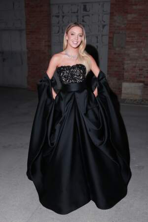 Sydney Sweeney en robe noire Giorgio Armani