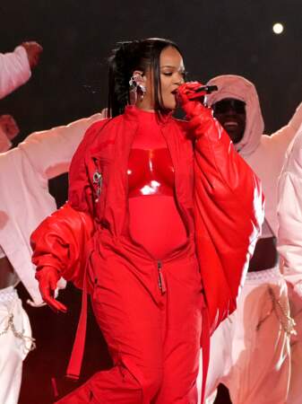 Rihanna en bustier plastron rouge Loewe 