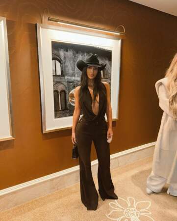 Kim Kardashian en chapeau Stetson et combinaison marron décolletée 