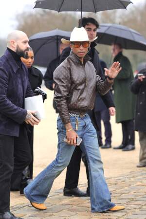 Pharrell Williams en chapeau de cow-boy et denim évasé 