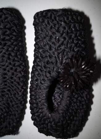 Carven— Slippers tricotées brodées.