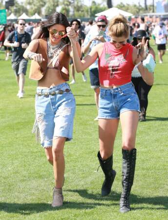 Kendall Jenner et Hailey Bieber en short en jean court