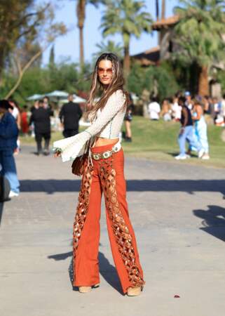 Alessandra Ambrosio en pantalon orange et pull à manches longues 