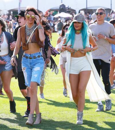 Kendall Jenner en short en jean long et Kylie Jenner ensemble beige 