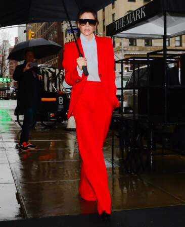 Victoria Beckham en tailleur rouge vif