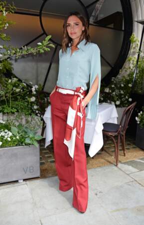 Victoria Beckham en pantalon rouge