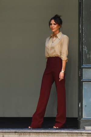 Victoria Beckham en pantalon bordeaux