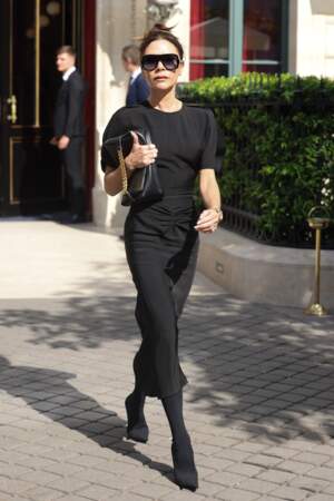 Victoria Beckham en robe droite noire