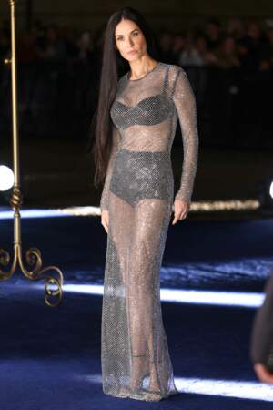 Demi Moore en robe longue transparente argentée et sous-vêtements noirs 