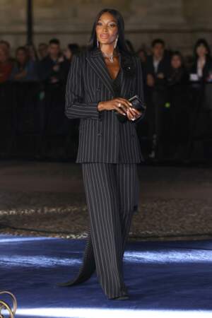 Naomi Campbell en tailleur large à rayures