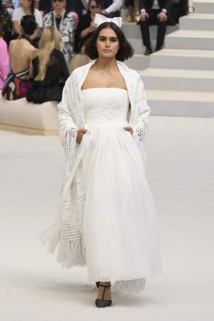 Jill Kortleve en robe blanche Chanel Haute Couture
