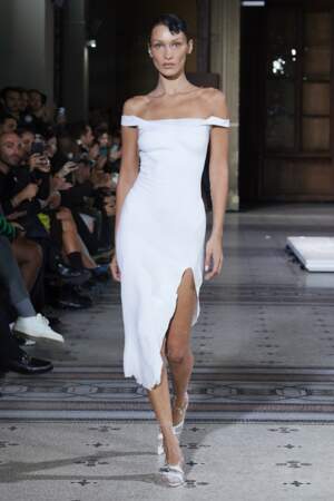 Bella Hadid en robe blanche Coperni