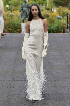 Mona Tougaard en robe blanche Givenchy