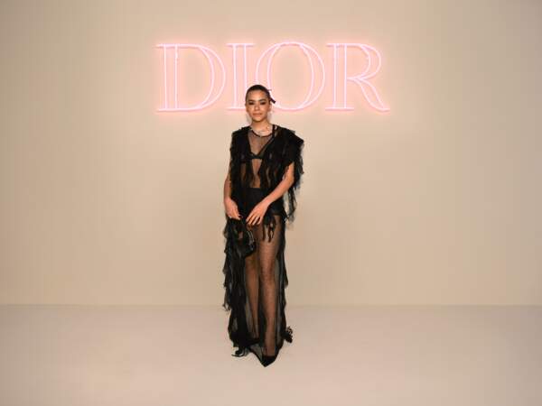 Antonia Gentry en robe longue en dentelle noire au défilé Dior Fall 2024