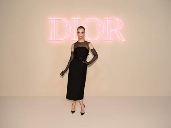 Anya Taylor-Joy en robe en soie noire au défilé Dior Fall 2024