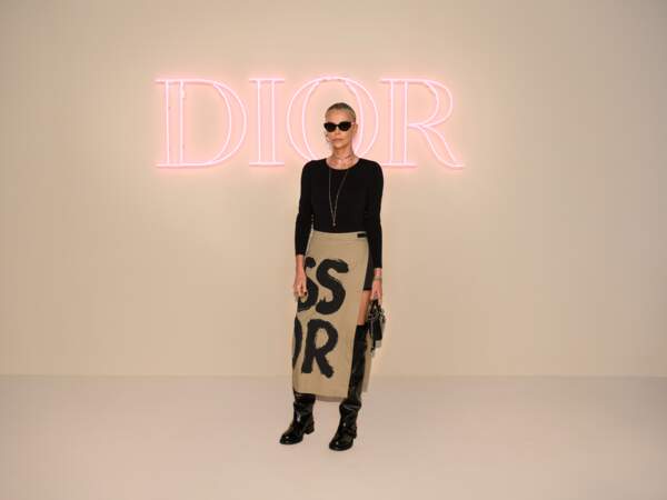 Charlize Theron en haut en laine et jupe en coton beige à imprimé au défilé Dior Fall 2024 