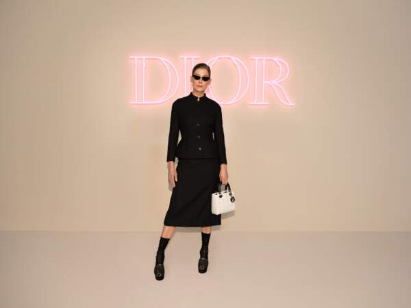 Rosamund Pike en veste et jupe en laine noire au défilé Dior Fall 2024  