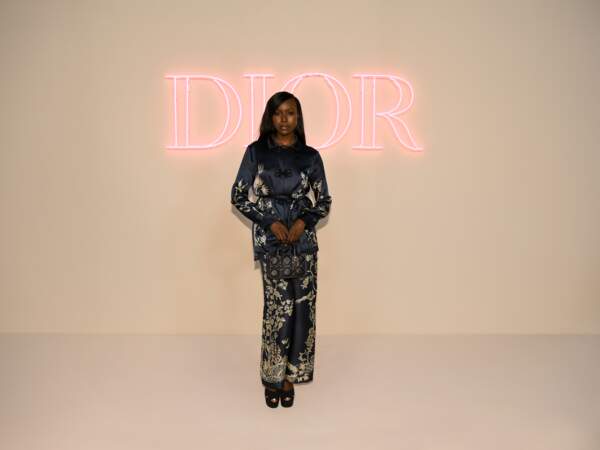 Anna Diop en chemise et pantalon en soie bleue au défilé Dior Fall 2024