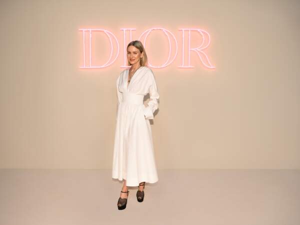 Naomi Watts en robe en soie blanche au défilé Dior Fall 2024 