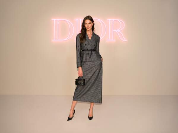 Karlie Kloss en veste et jupe en laine et soie au défilé Dior Fall 2024