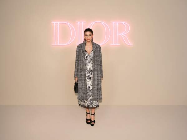Alexandra Daddario en manteau en laine au défilé Dior Fall 2024