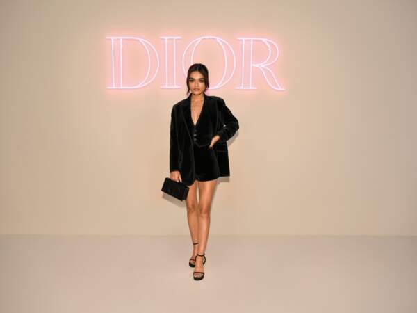 Rachel Zegler en veste, gilet et short en velours au défilé Dior Fall 2024 