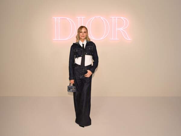 Diane Kruger en veste et pantalon en coton bleu au défilé Dior Pre-Fall 2024