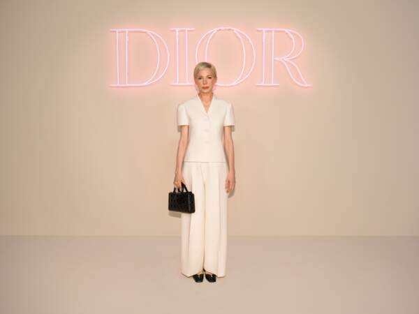 Michelle Williams en costume en soie blanche au défilé Dior Fall 2024