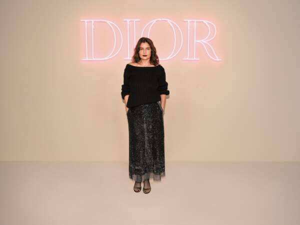 Laetitia Casta en pull en laine et jupe brodée noire au défilé Dior Fall 2024 