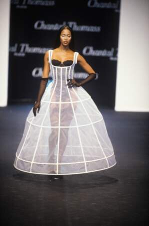Naomi Campbell pour Chantal Thomass en 1994